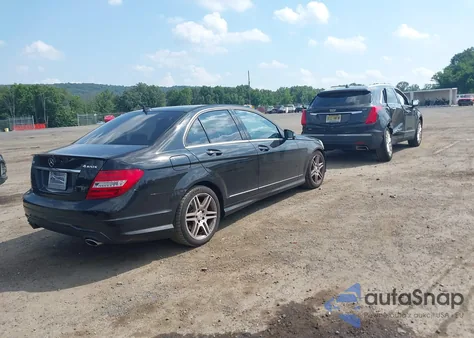 2013 Mercedes-Benz C 300 Luxury 4Matic/Sport 4Matic z USA, uszkodzony, nr VIN WDDGF8AB3DR284534